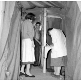 Service de santé scolaire et universitaire : dépistage de la tuberculose. Examen d'un adulte dans le camion de radiologie.