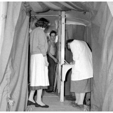 Service de santé scolaire et universitaire : dépistage de la tuberculose. Examen d'un adulte dans le camion de radiologie.