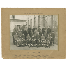 Cour de l'Hôtel des Sociétés Savantes, rue Saint-Lô. Classe de 1è A de l'Ecole Primaire Supérieure de Rouen.