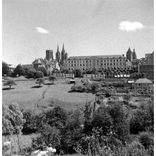 Lycée de Coutances : la façade sur les jardins.
