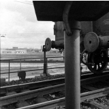 Gare de triage. Gros plan sur les roues d'une locomotive.