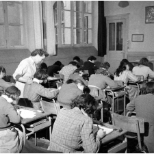Ecole primaire, classe de Madame Hardy : les élèves en activité sous le contrôle de leur institutrice.