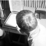 Méthode Freinet : l'apprentissage de l'imprimerie et la réalisation d'un journal scolaire. L'impression d'un dessin (une vache) pour illustrer un texte.