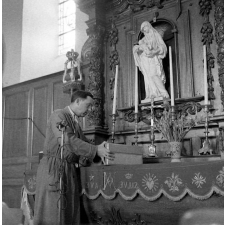 Crucey : L'instituteur branche le micro dans l'église