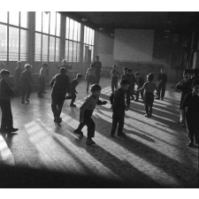Méthode Freinet : l'apprentissage de l'imprimerie et la réalisation d'un journal scolaire. La détente par le sport collectif.