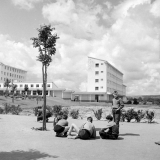 Ecole nationale d'enseignement technique de Montluçon : groupe d'élèves devant l'internat