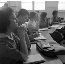 Lycée-pilote mixte de Montgeron. Des élèves de classe de première pendant un cours.