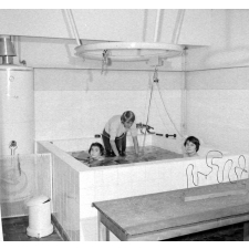 Centre de réadaptation fonctionnelle : hydrothérapie pour poliomyélitiques.
