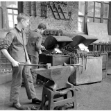 Lycée technique d'Etat : la section forge. Le forgeron et le frappeur.