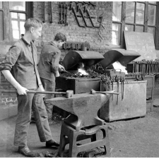 Lycée technique d'Etat : la section forge. Le forgeron et le frappeur.