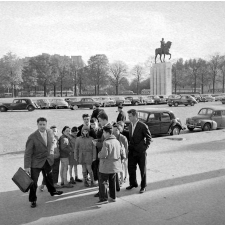Colonie de vacances à Chaillot : un groupe d'écoliers encadré par des adultes, non loin du Palais de Chaillot
