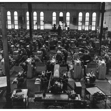 Lycée technique d'Etat : vue panoramique sur l'atelier de mécanique générale.