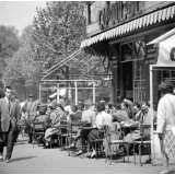 Etudiants dans le Quartier Latin : la terrasse d'un café
