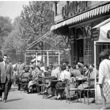 Etudiants dans le Quartier Latin : la terrasse d'un café