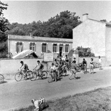 Jeunesse au plein air : colonie de Saumanes, la sortie à bicyclette