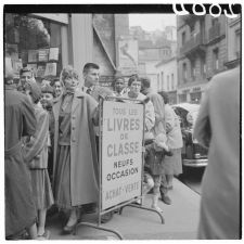 Rentrée scolaire : le boulevard Saint-Michel. La foule devant les étalages des libraires.