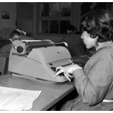 Centre d'éducation spécialisée de Lestrade : une élève utilise une machine à écrire .