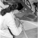 Collège d'enseignement technique pour jeunes filles. Le cours de couture. La réalisation d'un patron.