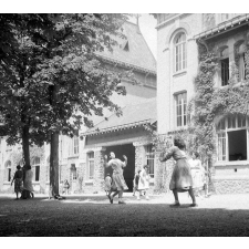 Lycée de jeunes filles de Saint-Germain-en-Laye : récréation