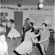 Ligue française de l'Enseignement : camp familial de vacances, une soirée dansante