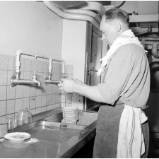 Restaurant universitaire à Paris, Le Mabillon : la plonge