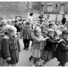 Rentrée scolaire : l'école maternelle de la rue Lamarck. Les élèves en file indienne dans la cour.
