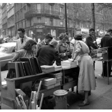 Rentrée scolaire : le boulevard Saint-Michel. La foule devant les étalages des libraires.
