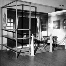 Exposition IPN sur Jean-Jacques Rousseau : la chambre meublée de l'auteur.