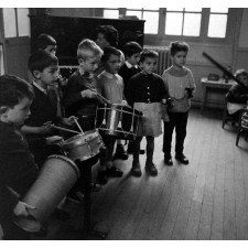 Enseignement musical. La répétition d'un orchestre d'élèves de maternelle.