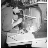 Lycée de jeunes filles de Saint-Germain-en-Laye : manipulation de chimie