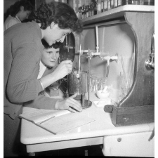 Lycée de jeunes filles de Saint-Germain-en-Laye : manipulation de chimie