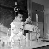 Lycée-pilote mixte de Montgeron. Le professeur pendant son cours de chimie.
