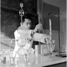 Lycée-pilote mixte de Montgeron. Le professeur pendant son cours de chimie.