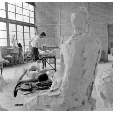 Ecole des Arts Décoratifs : la sculpture d'après modèle féminin.