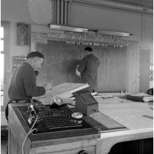 Gare de triage. Le poste de commande d'aiguillage.