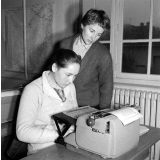 Collège d'enseignement technique pour jeunes filles. Le professeur de sténodactylographie conseille une élève.