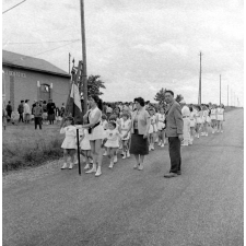 Crucey : L'instituteur devant les majorettes