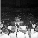 Enseignement musical : monsieur le professeur Stoltz, professeur de musique au lycée Poincaré de Nancy, dirige son orchestre pour la représentation de Didon et Enée.