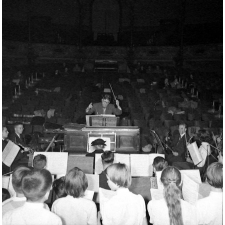 Enseignement musical : monsieur le professeur Stoltz, professeur de musique au lycée Poincaré de Nancy, dirige son orchestre pour la représentation de Didon et Enée.