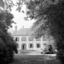 Crucey : L'instituteur dans sa voiture devant son logement