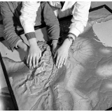 Institut départemental des Aveugles de la Seine (Ecole Braille).
 L'enseignement destiné aux aveugles. L'appréhension des reliefs sur une maquette.