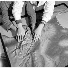Institut départemental des Aveugles de la Seine (Ecole Braille).
L'enseignement destiné aux aveugles. L'appréhension des reliefs sur une maquette.