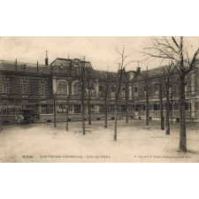 Arras - Ecole Normale d'Institutrices - Cour des Elèves.