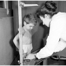 Visite médicale (cabinet mobile) à l'école primaire de Labruguière. Une infirmière pèse un élève.