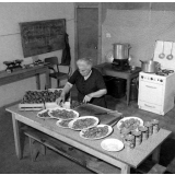 Jeunesse en plein air : colonie de Saumanes, la préparation du repas dans la cuisine