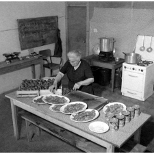 Jeunesse en plein air : colonie de Saumanes, la préparation du repas dans la cuisine