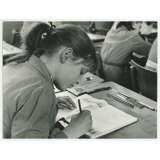 Ecole primaire, classe de Madame Hardy : une élève illustre son cahier de poésie.
