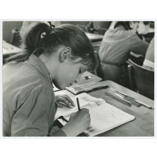 Ecole primaire, classe de Madame Hardy : une élève illustre son cahier de poésie.