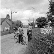 Crucey : L'instituteur en pleine discussion à l'entrée du village