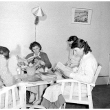 Collège d'enseignement technique pour jeunes filles. Dans la salle de détente (le foyer), les élèves consultent des revues.